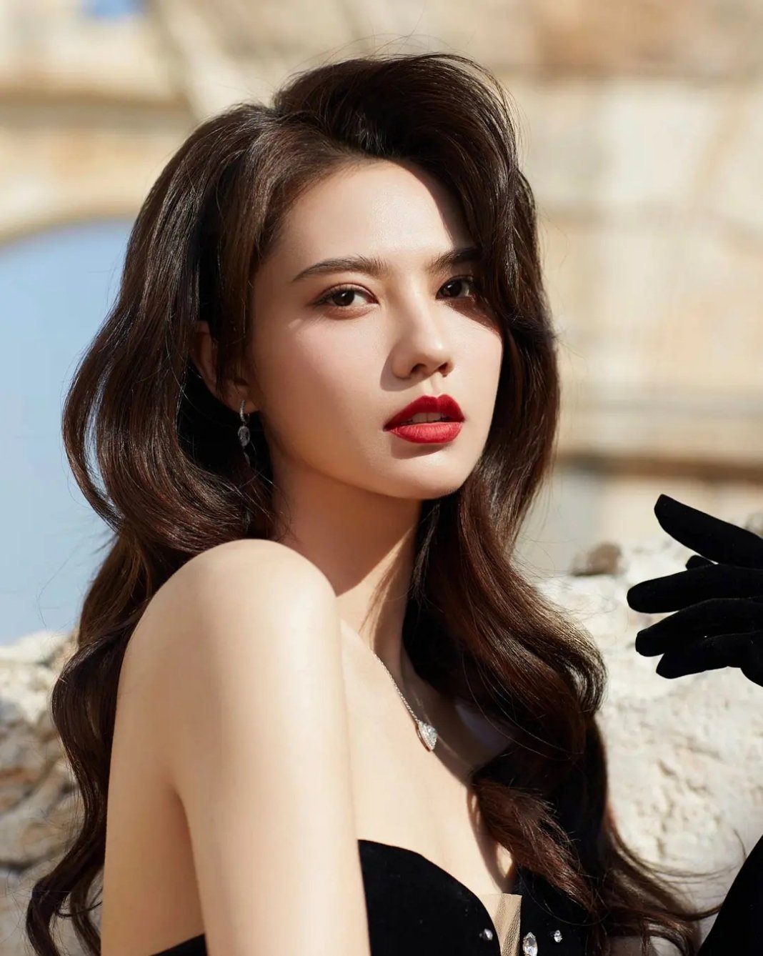 姜佩瑶长在女生审美上，章若楠则是很多男生喜欢的类型。 