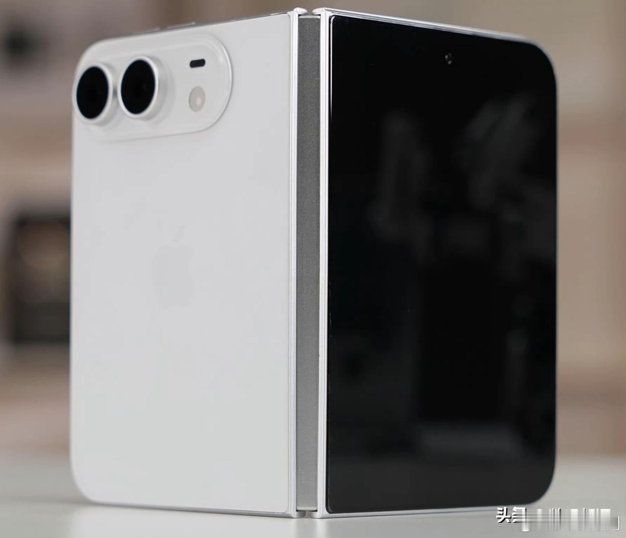 iPhone首款折叠屏就要来了[灵光一闪]从机模的设计来看，镜头ID比较简约大方