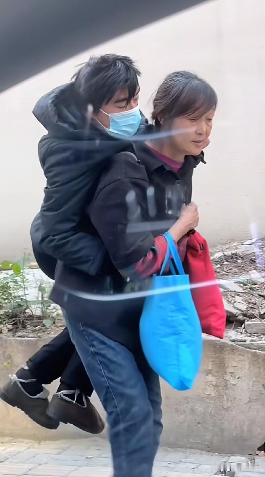 这世间万般情感，大多受距离阻隔、被岁月冲淡，唯独有一种爱，能挣脱时间的桎梏，跨越