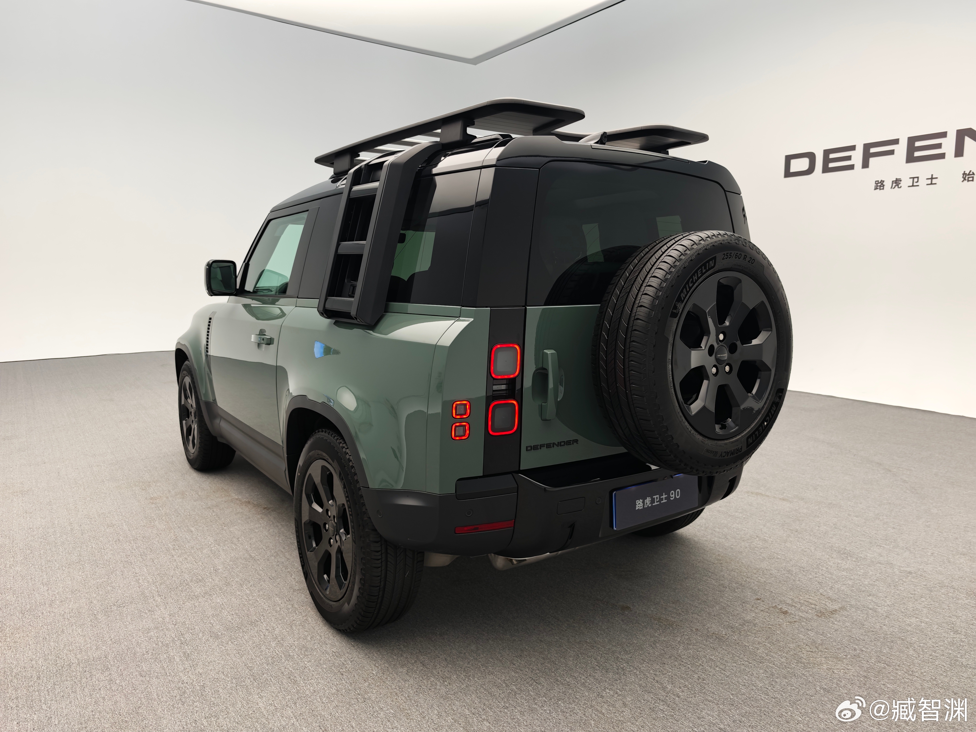 上周看了26款的路虎卫士90，全新的雨林绿色实车效果相当阔以这个颜色是中国市场专