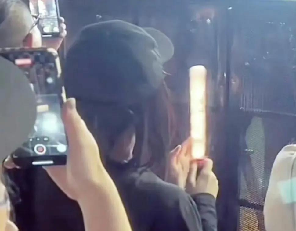 王一博方辟谣，近日，网络上传出有顶流男明星戴着女生假发看演唱会，而且一起出行的还
