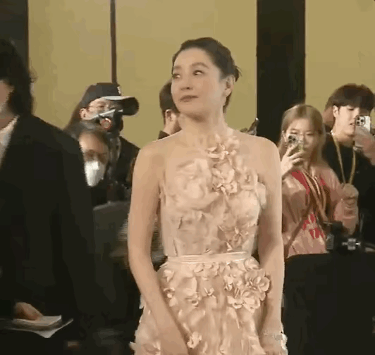 我承认被一个53女人的美貌征服了！她的五官和皮肤真的太漂亮，身材婀娜多姿，气质优