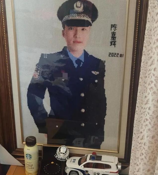 “你长得真像我的儿子啊......”2022年，一个中年女子在商场突然拉住了一个