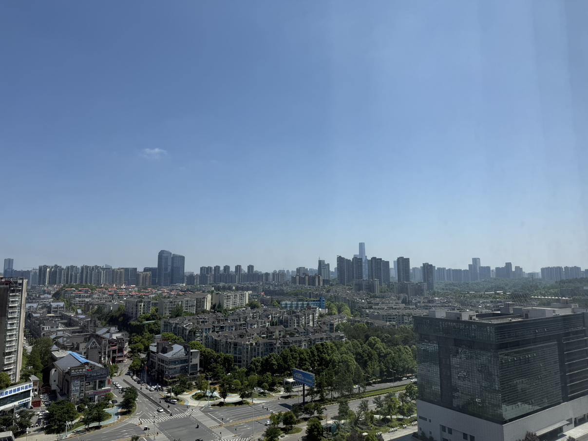 今日心情轻松愉快，山西的天气很是奇妙。早上出门，天气阴冷，路上的雪还没化，踩上去