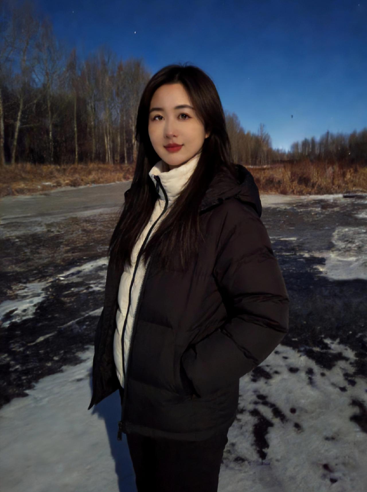 月满野荒荒，冰凝岸草黄。
衣单承素影，风过鬓丝凉。