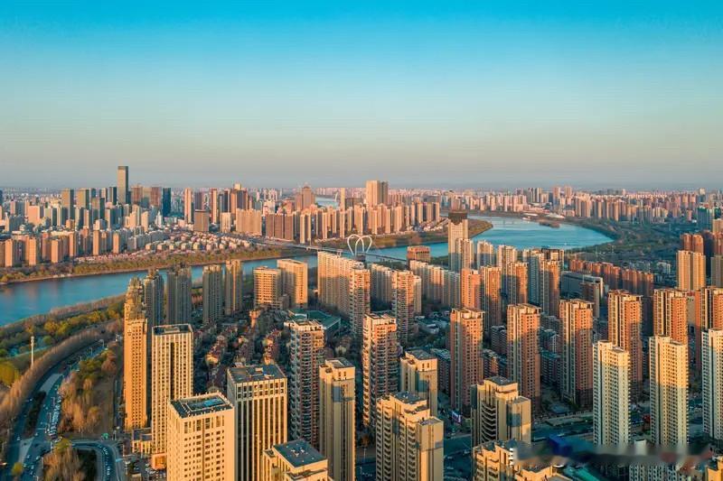 沈阳楼市现在都快要回到2015年了，基本上和2016年的时候房价已经差不多了。