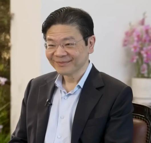 中美起冲突，新加坡挺美国。中日起冲突，新加坡挺日本。中菲起冲突，新加坡挺菲。中印