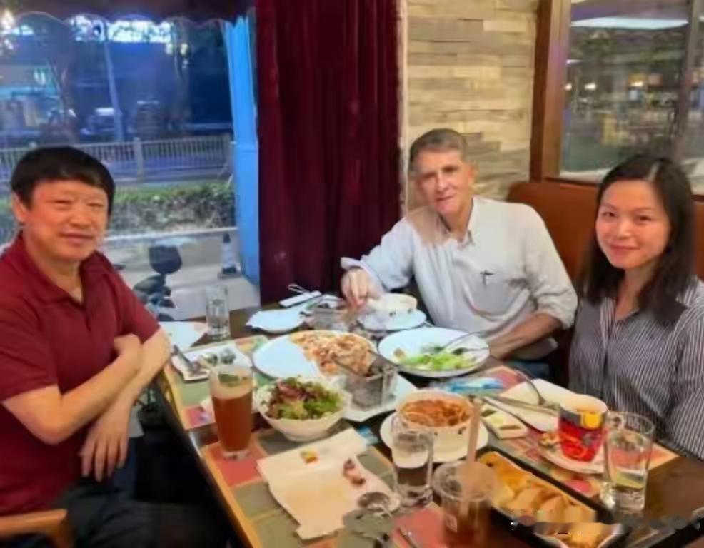 与老外还是被中国驱逐出境的老外吃一顿饭就值得如此自豪吗？
就这幅照片，让此人黄泥