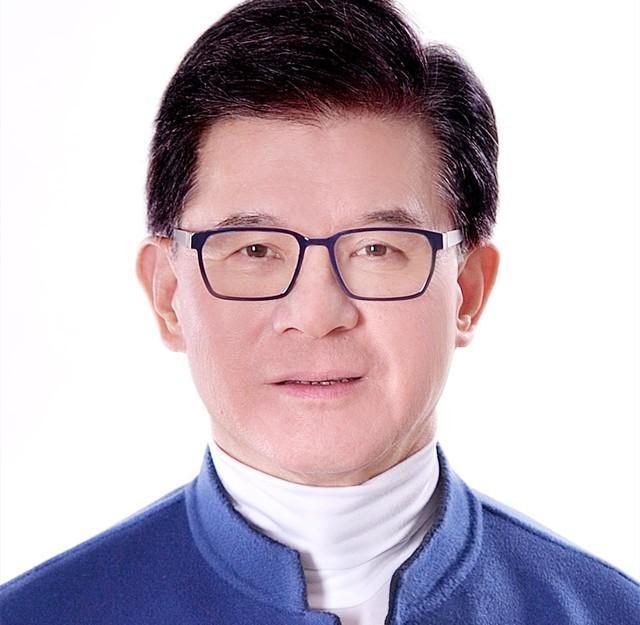 罗康瑞晚年与朱玲玲再婚，亲生儿子因父亲抛妻另娶的决定而不愿继承家族财产
2021