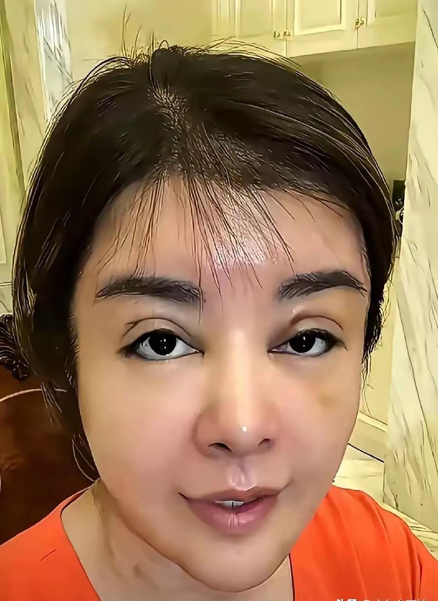 她眼睛竟然被骂像"大妈"，你说这千万整形费是喂狗了？
视频里浓妆滤镜精修如仙女下