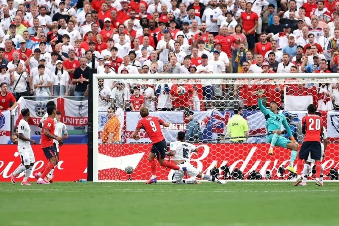 英格兰2-0轻取巴拿马锁定小组头名，凯恩超越莱因克尔成世界杯射手王，贝林厄姆一传