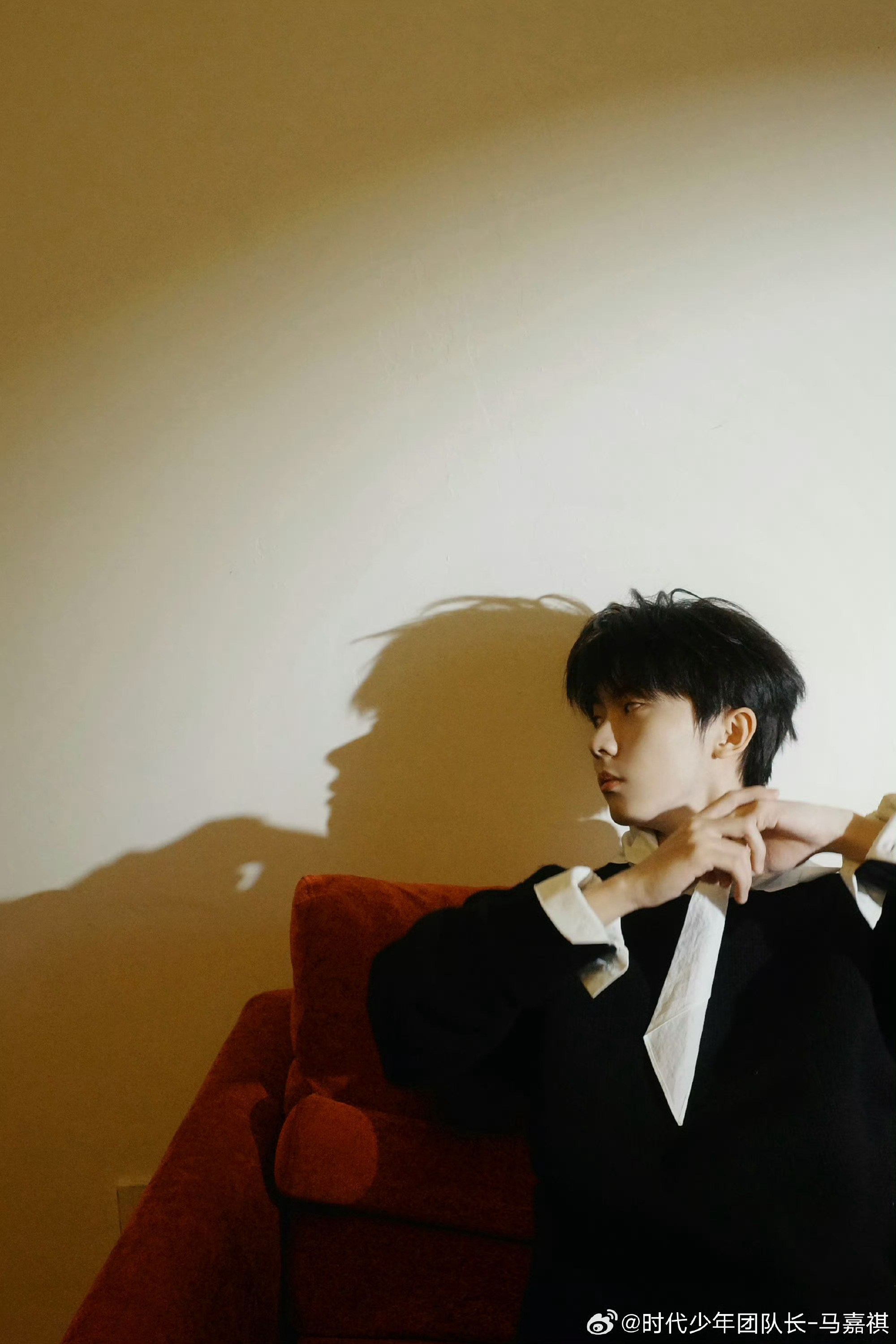 马嘉祺光影松弛感大片马嘉祺黑毛衣白飘带写真 黑毛衣配白飘带，每一帧都是慵懒又温柔