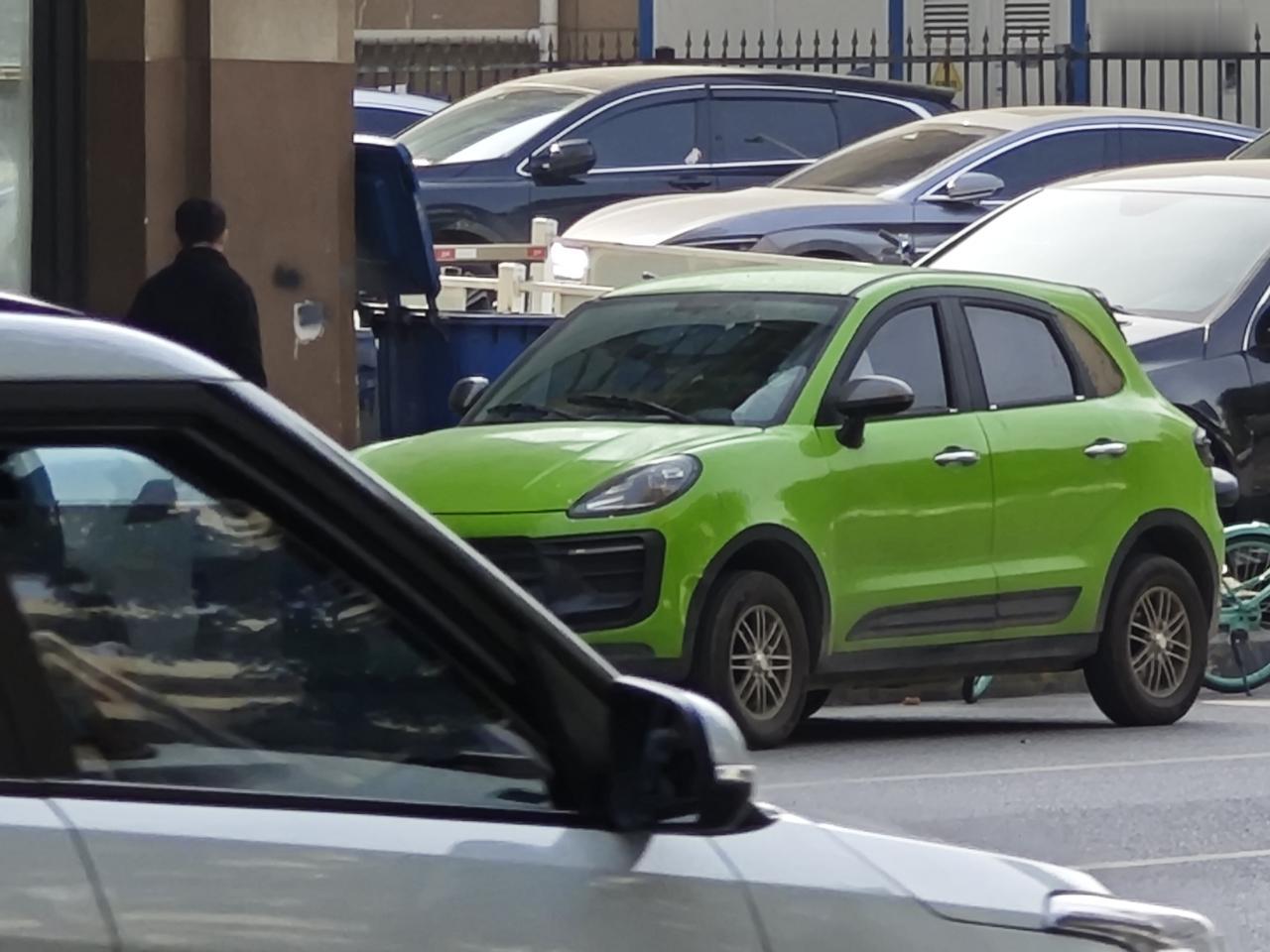 带排气造型的纯电保时洁【来自懂车帝车友圈】