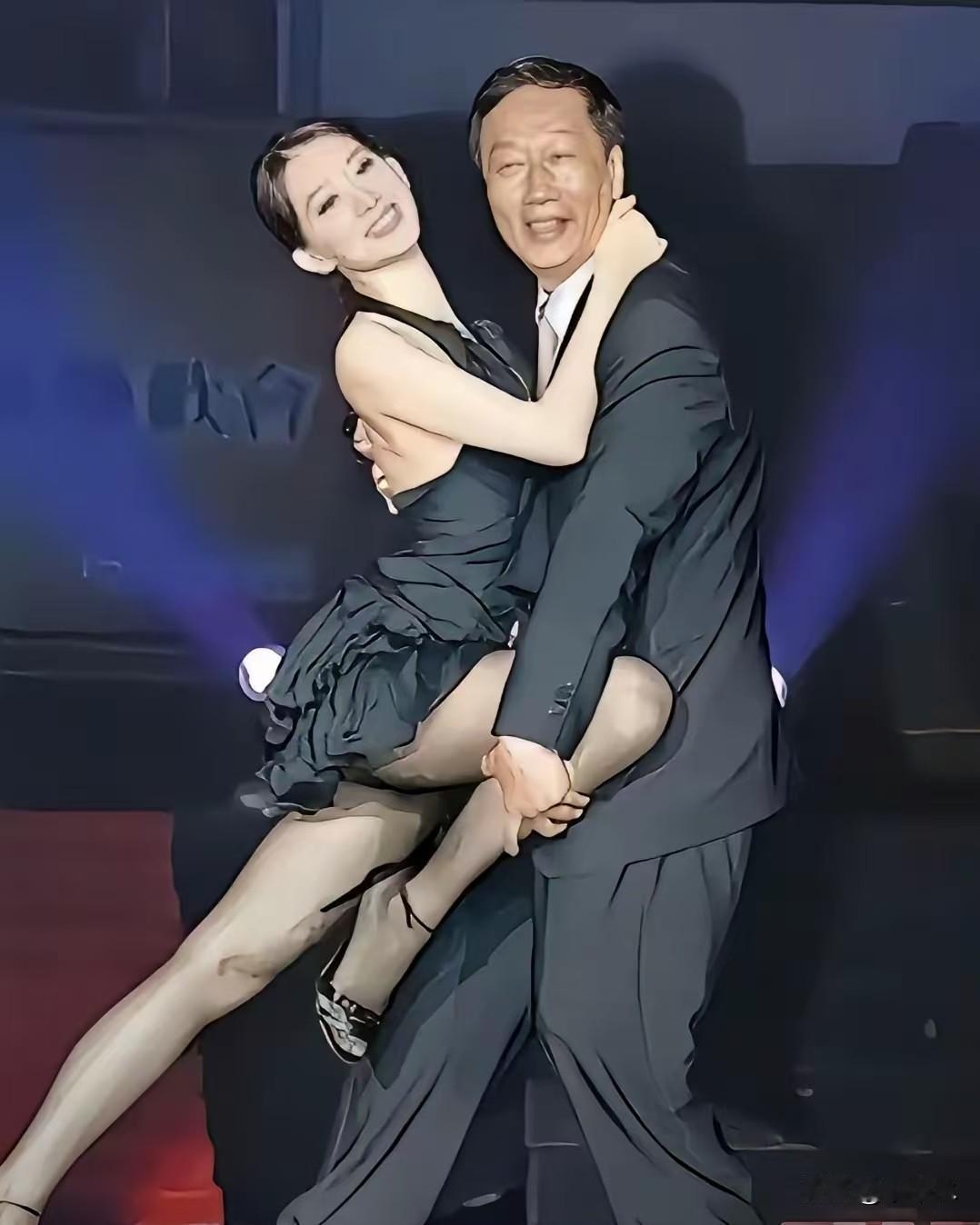 这张图堪称“钱要花得明明白白”的教科书。镜头里的郭台铭，早已没了首富的从容，被林