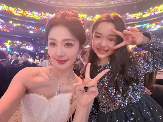 白鹿小酒窝亲亲合照  白鹿小酒窝比耶合照真的是好美好好看呀，和小酒窝亲亲的合照，