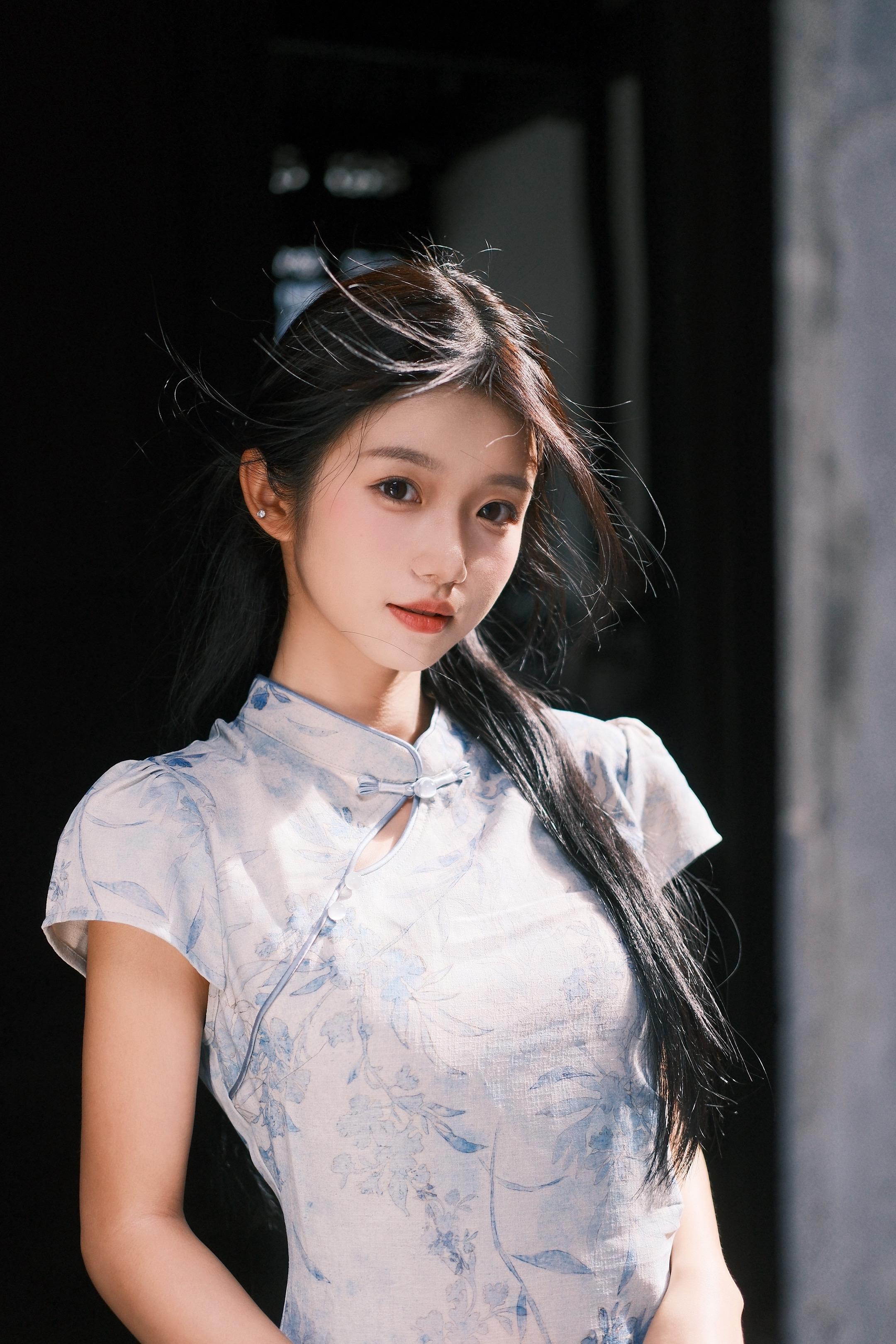 我在月光下许过情真。