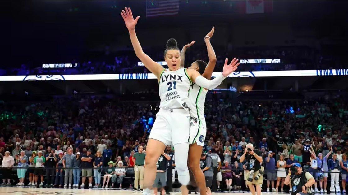 WNBA官方更新了最新一期的球队实力榜。其中山猫、女武神和飞翼排名前三，王牌跌至