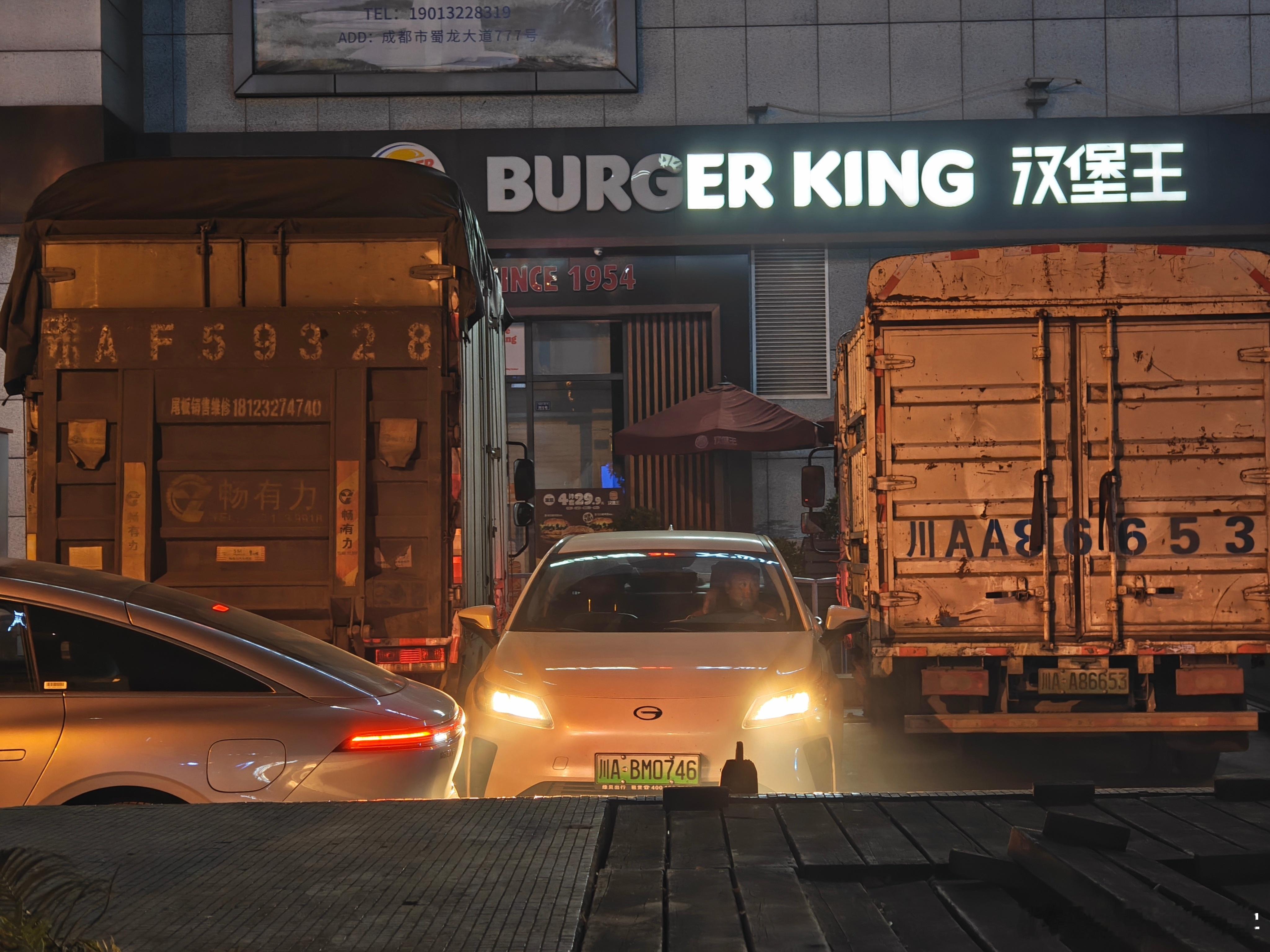 晚上10点过充电站一幕：一辆小车被两个大货车夹在中间，根本倒不进去，只能用这种方