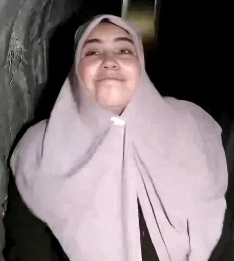 #辛瓦尔小18岁遗孀罕见曝光#
哈马斯头目叶海亚·辛瓦尔的老婆名叫萨玛尔，现年4