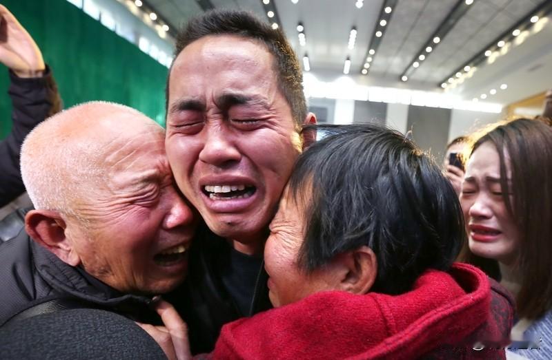 春运返程时，你是否也经历过撕心裂肺的离别？为了生计远走他乡，家乡的微薄收入撑不起