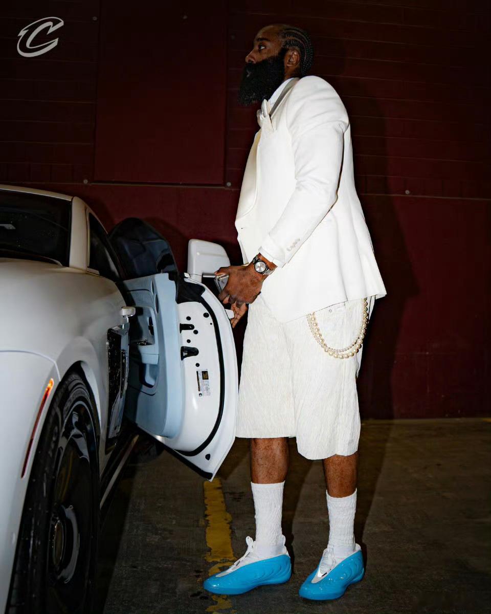 哈登盛装出席，迎接他那又一次拉垮之旅骑士vs猛龙