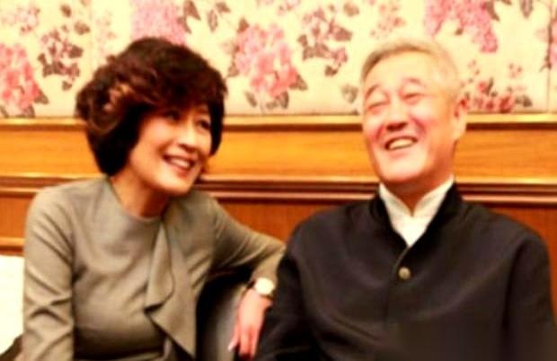 2013年春晚最后审核现场，气氛降到冰点。
赵本山当着总导演哈文的面，扔下一句：