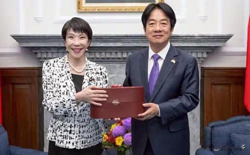 冬日生活打卡季高市早苗给台湾谢长庭发奖！高市早苗为何给谢长庭颁奖？据说谢长庭曾经