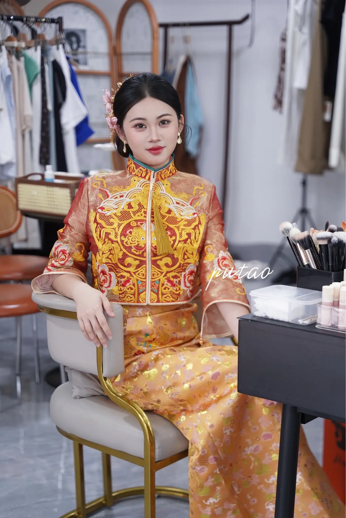 第一次被龙凤褂以外的婚服惊艳到，穿起来真的好贵气呀…