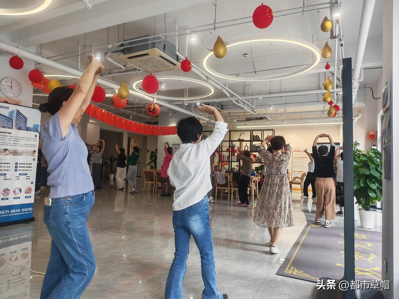 一个多月没有去社区党群服务中心，来中心老年活动室参加活动的人，一下子增加了很多。