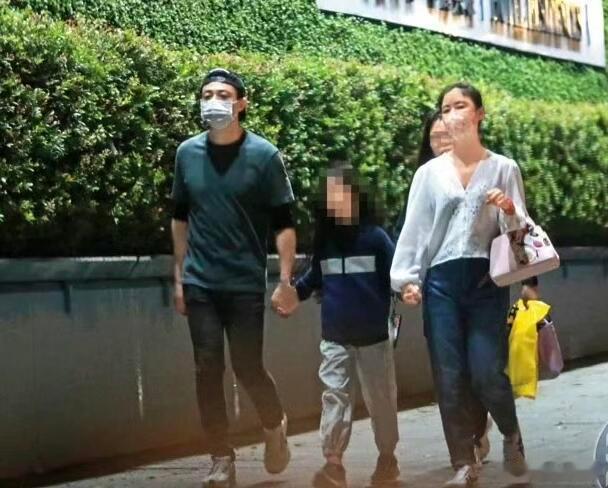 林心如霍建华一家三口牵手逛街 林心如霍建华一家三口牵手逛街，小海豚高了好多！ 林