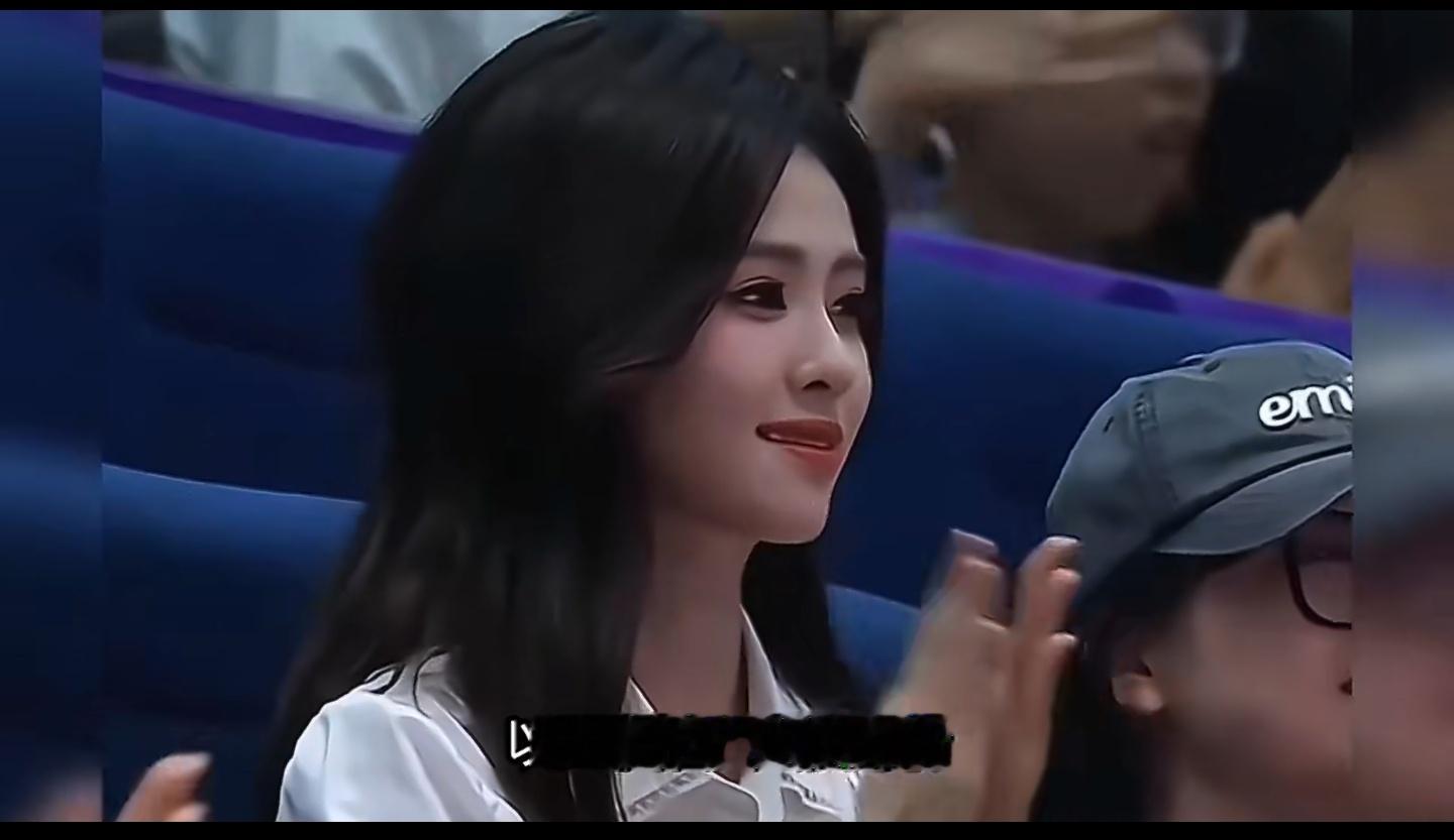 白鹿看艺术体操比赛现场状态谁说白鹿不好看，这不是挺美的吗？