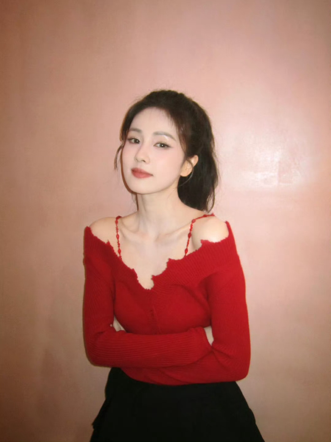 白鹿天选色  白鹿红色天选色  白鹿天选色是红色吧，这红色针织衫+高马尾，满分元