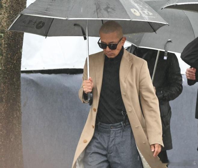 具俊晔穿的大衣是大S27年前送的具俊晔穿着27年大S送的大衣亮相雕像揭幕仪式，还