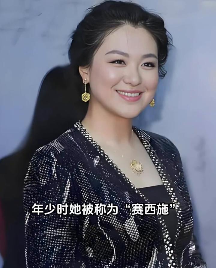 年少时她被称为"赛西施"，是无数人心中挥之不去的白月光。岁月更改了容颜，却让那份