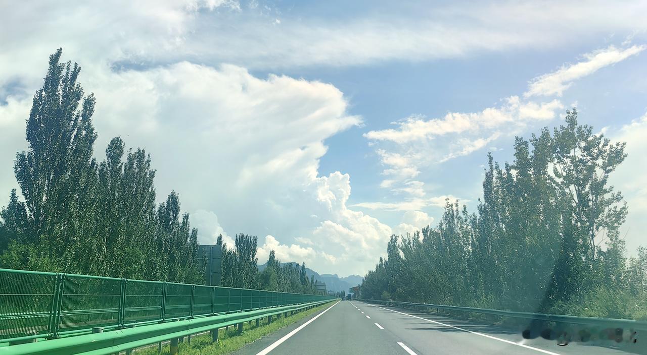一路风光治愈旅途】行驶在张家口高速路上，恰逢难得的好天气，眼前景致格外动人。
 