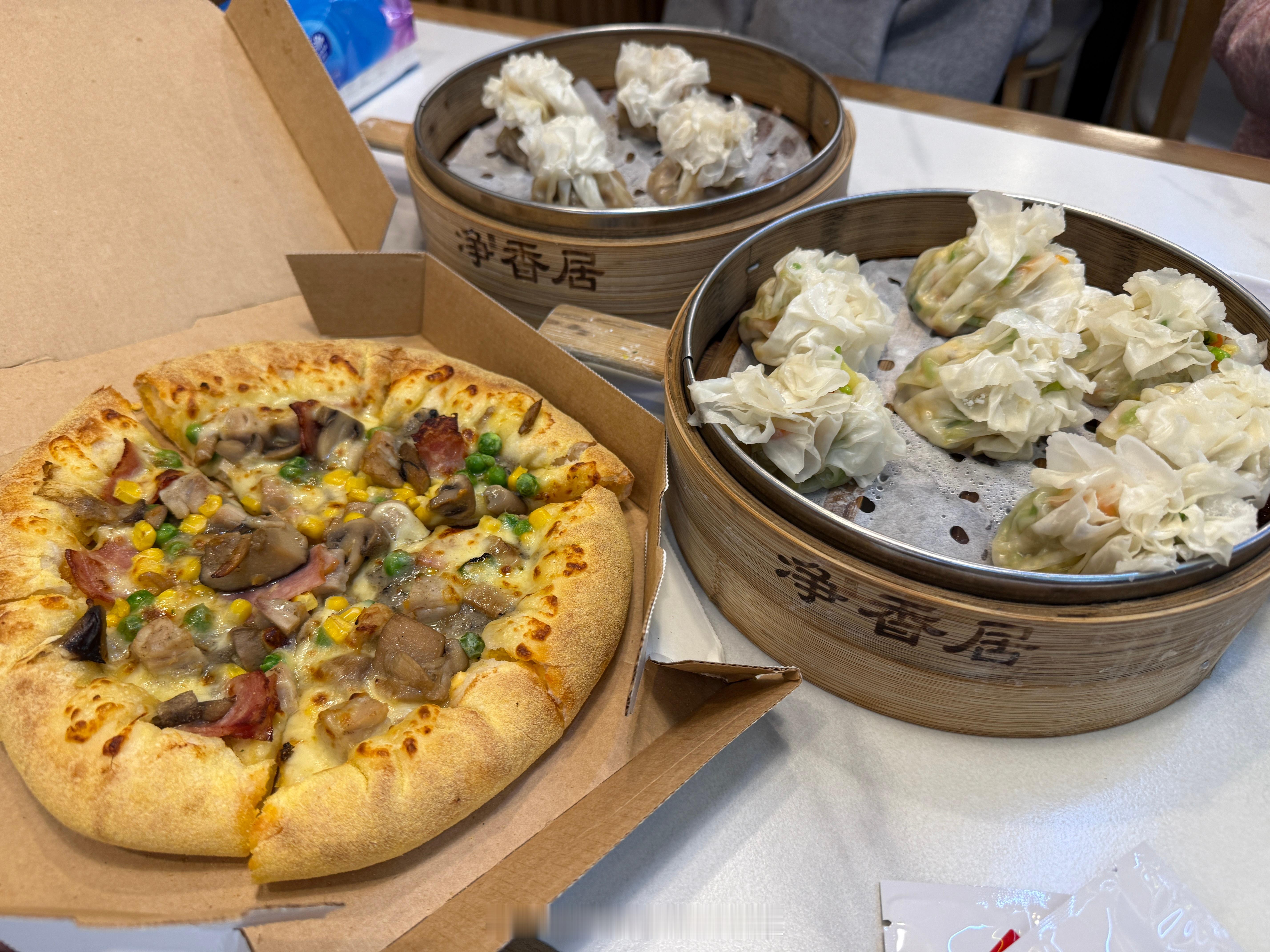 轻量化计划以来，几乎没有狂炫过碳水，今儿算是破例了，欺骗餐，圣诞快乐～！ （一个