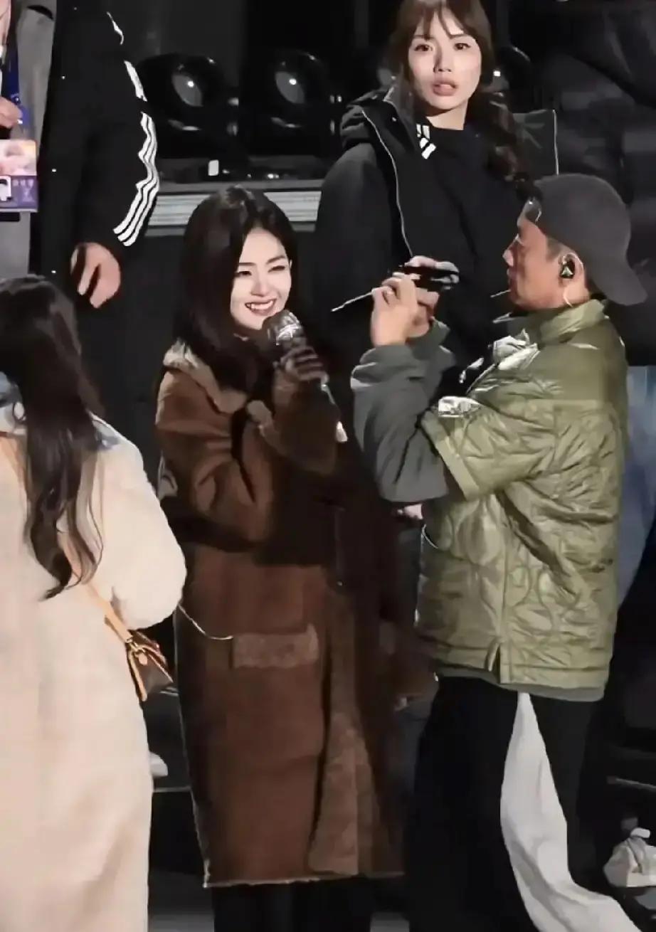 收视2.83%！白鹿一嗓子炸出跨年第一爆
 
把抒情歌临时改成复古迪斯科，彩排七