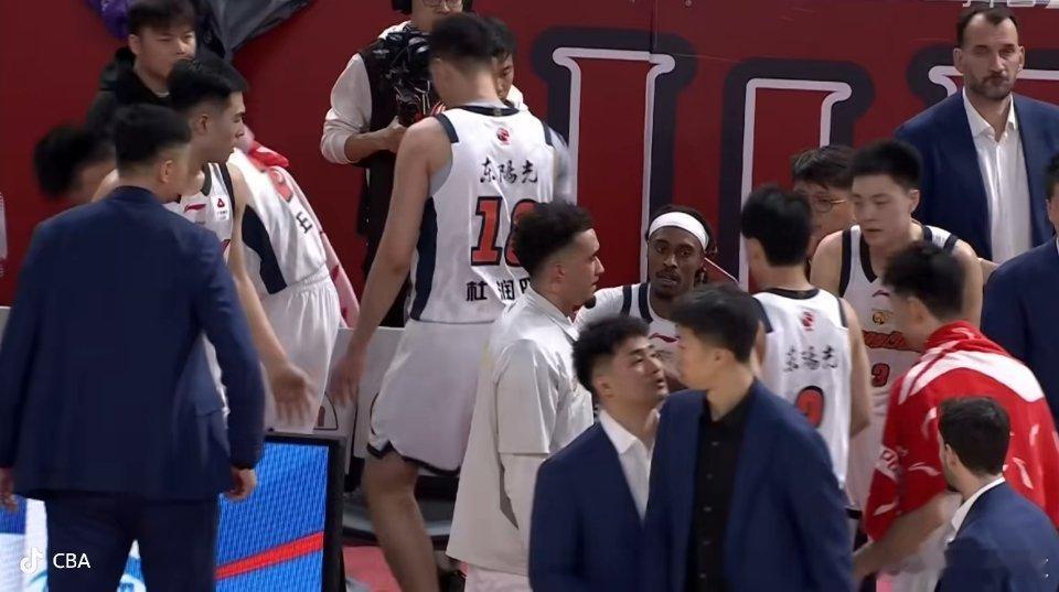 感觉要被一波流了，这五六分分差就是一直追不上啊，你说山西队真的很强吗？其实也没有