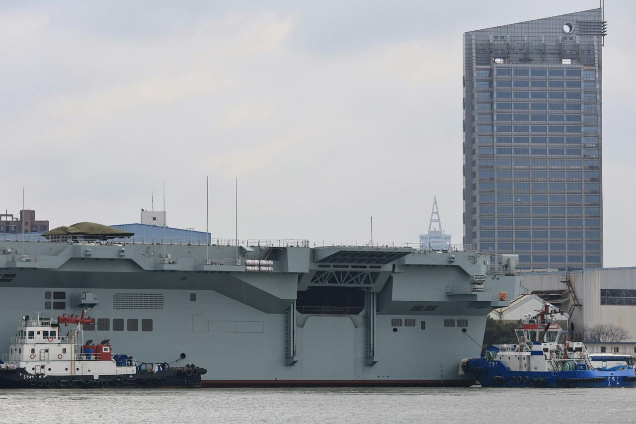 开始上货，076型四川舰出坞，应该要进行下一轮海试。前面已经测试过动力、电力，以