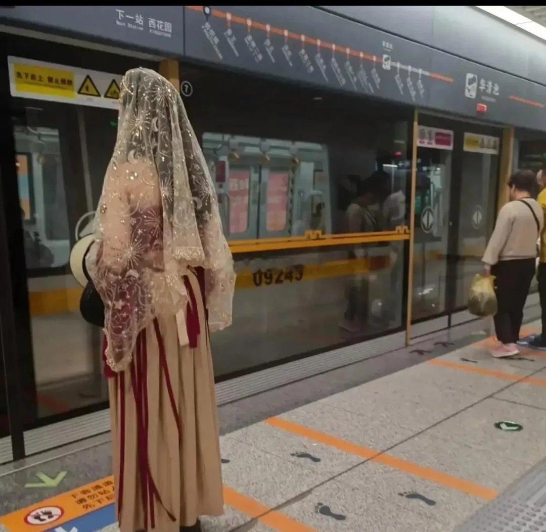 当年唐僧要是遇到她，肯定就在女儿国不愿意走了。 ​​​