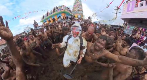 【文化冲击！美国YouTuber亲身体验印度“牛粪大战”节】美国 YouTube