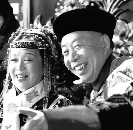 1908年，慈禧临终前，死死盯着伺候自己38年的李莲英，想拉他陪葬。

老李不哭