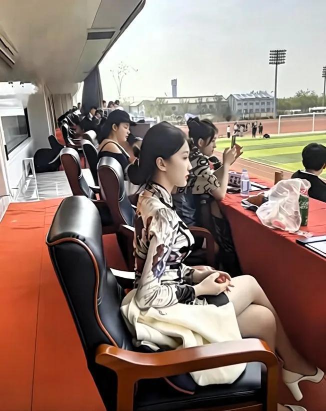这肯定是礼仪达人呢，她这坐姿，这气场，不上专业的礼仪课是达不到这个要求的。

她