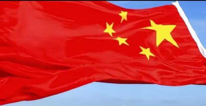 这个问题放在今天这个特殊的日子谈，特别有意义！

虽然我是普通老百姓，年龄不大，