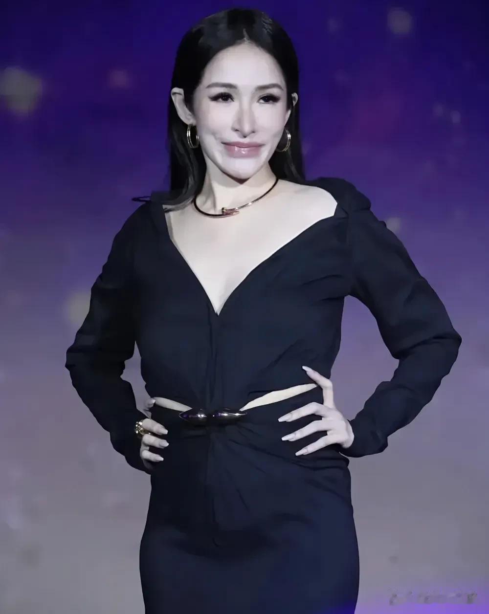 萧亚轩真的是越来越美了，她是一位真正的美女，她的容貌精致而优雅，充满了东方女性的