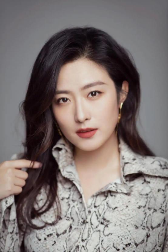 娱乐圈里有个女演员叫徐百慧，今年已经42岁了，从2002年中戏毕业就开始拍戏，二