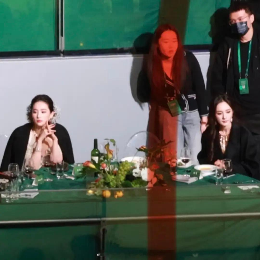 她俩的关系是肉眼可见的决裂 ​​​