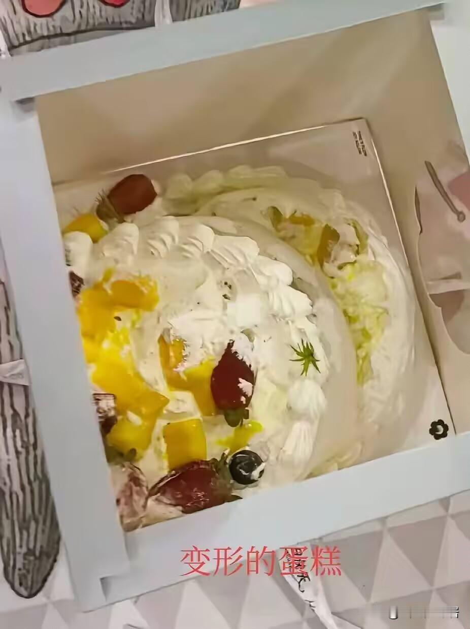 感动！黑龙江，外卖小哥送蛋糕移位变形，提出赔偿。突然，女子跟女儿商量： “姑娘，