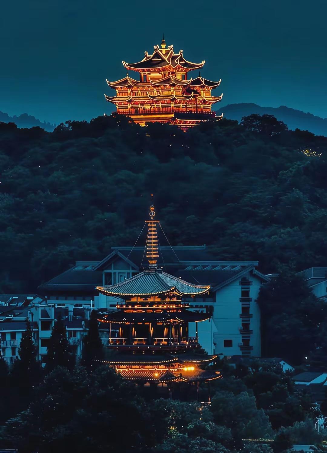 杭州吴山夜景，城隍阁金碧辉煌。