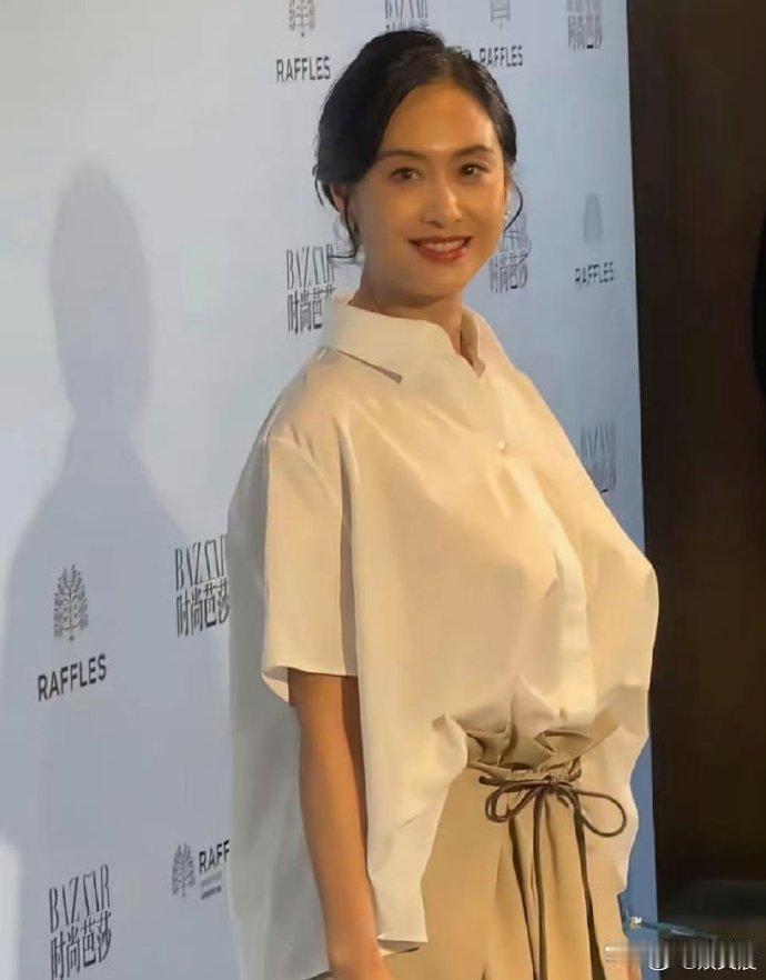 54岁朱茵活动状态抗打太显年轻，同款灾难款衣服穿她身上却超显身材，气质碾压 